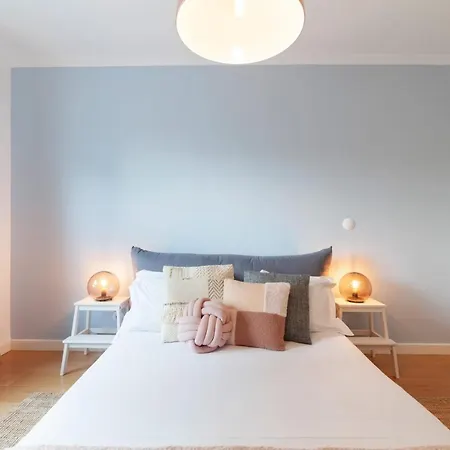 Modern & Spacious 2-bedroom With Balcony In Campolide