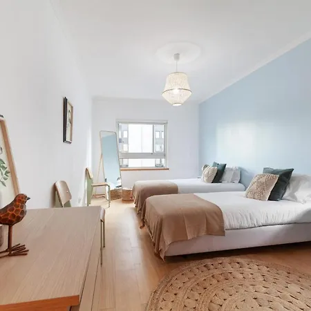 Modern & Spacious 2-bedroom With Balcony In Campolide * Lisboa