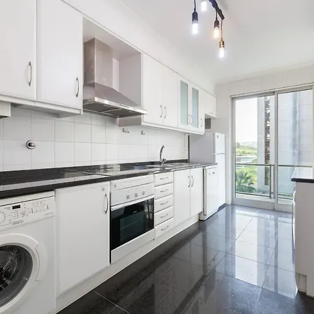Modern & Spacious 2-bedroom With Balcony In Campolide