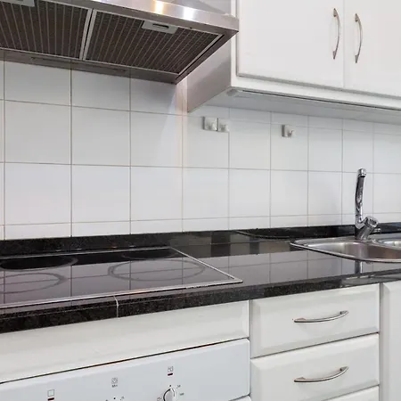 Modern & Spacious 2-bedroom With Balcony In Campolide Lisboa