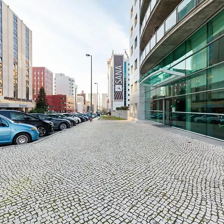 Modern & Spacious 2-bedroom With Balcony In Campolide