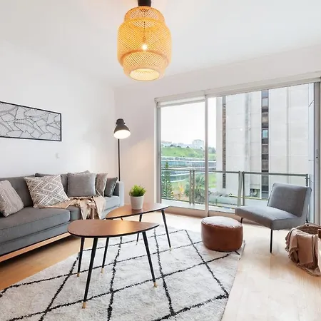 Modern & Spacious 2-bedroom With Balcony In Campolide * Lisboa