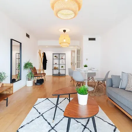 Modern & Spacious 2-bedroom With Balcony In Campolide Lisboa