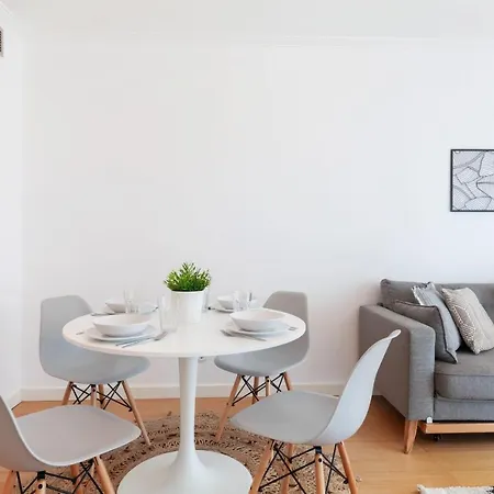 Modern & Spacious 2-bedroom With Balcony In Campolide *