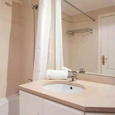 Modern & Spacious 2-bedroom With Balcony In Campolide Lisboa