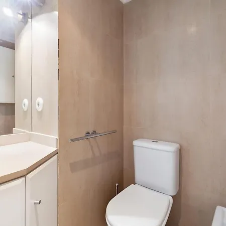 Modern & Spacious 2-bedroom With Balcony In Campolide Apartamento Lisboa