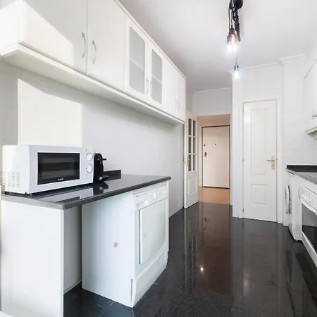 Modern & Spacious 2-bedroom With Balcony In Campolide Lisboa