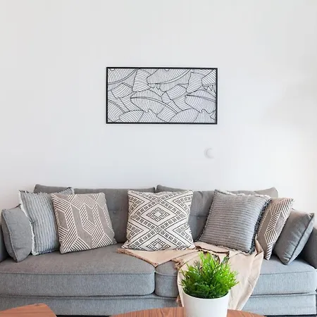 Modern & Spacious 2-bedroom With Balcony In Campolide