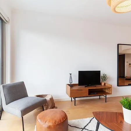 Modern & Spacious 2-bedroom With Balcony In Campolide Apartamento Lisboa